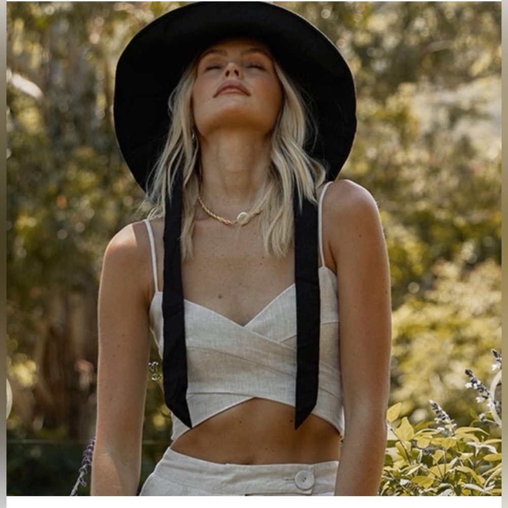 DISSH Cream Crop Top